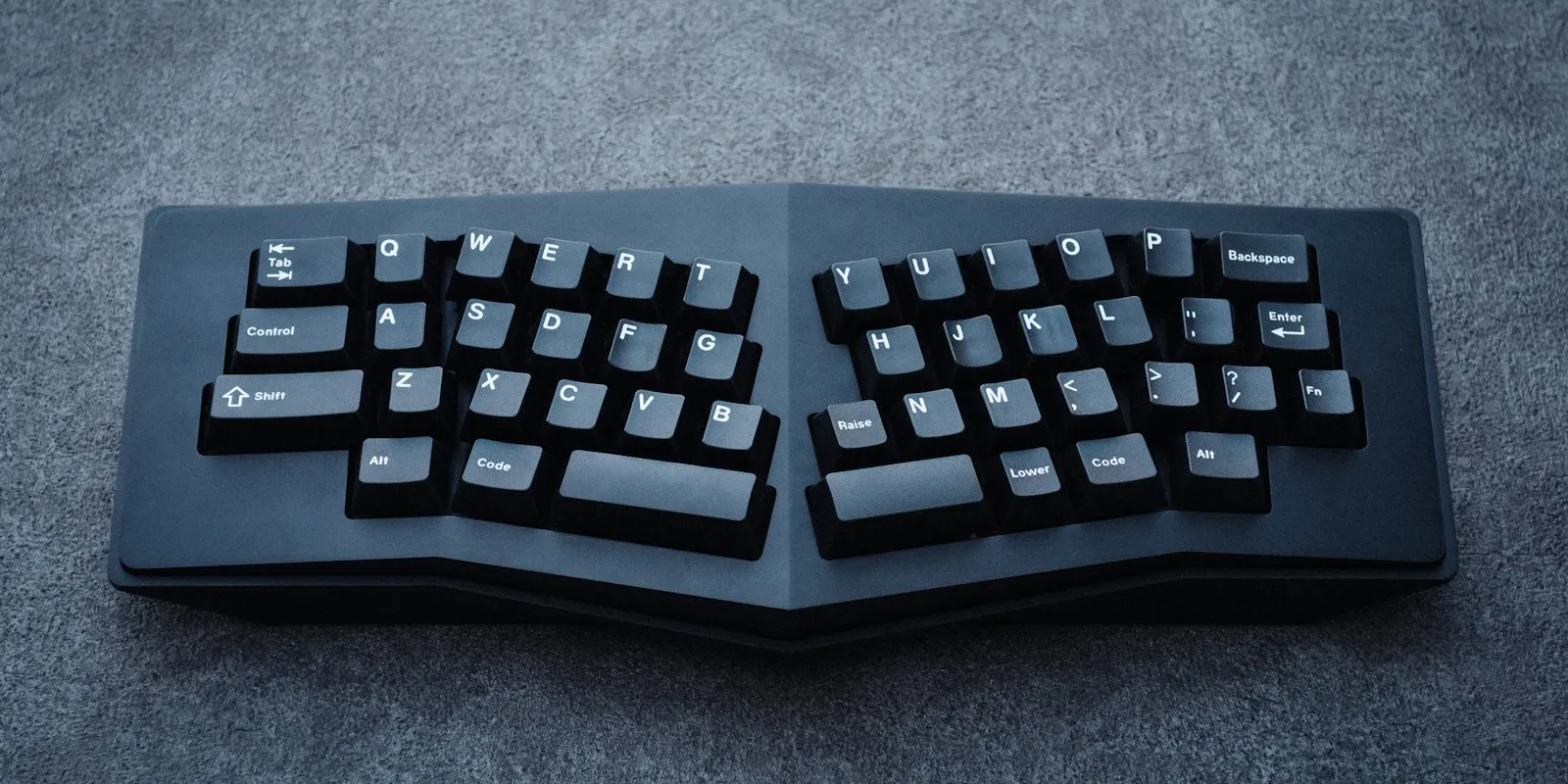 Clavier ergonomique séparé posé sur un bureau