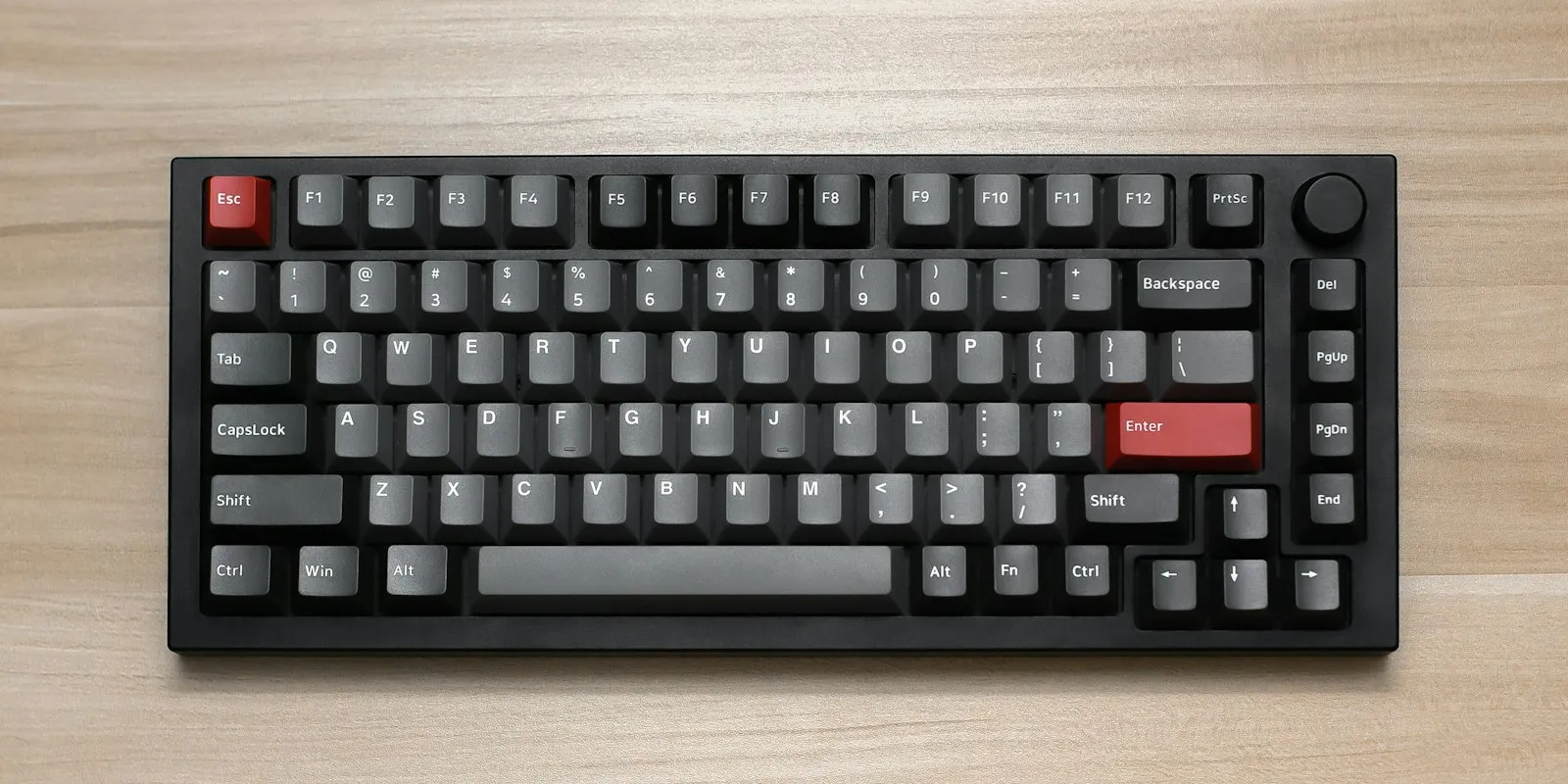 Clavier mécanique compact posé sur un bureau en bois