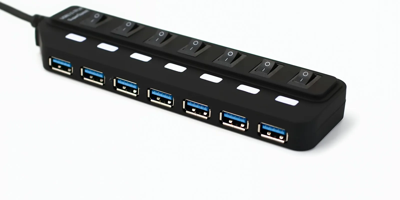 Hub USB multiport à plusieurs ports posé sur un bureau