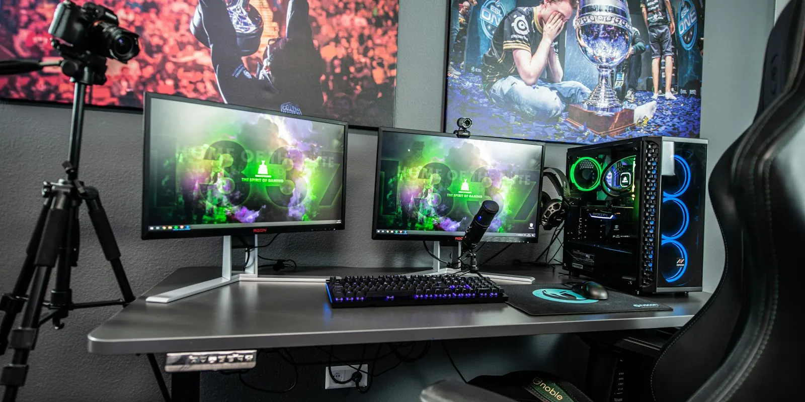 Chaise gaming à dossier haut à côté d'un setup deux écrans