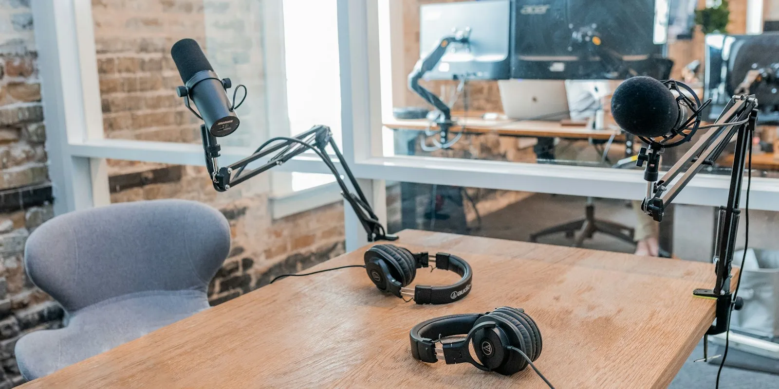 Micros de podcast sur bras articulés et casques sur un bureau