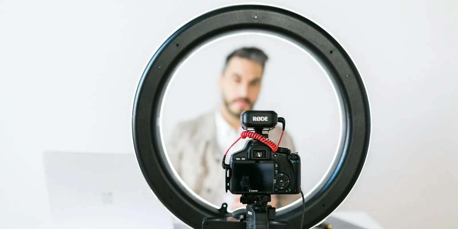 Ring light éclairant une personne filmée en visio
