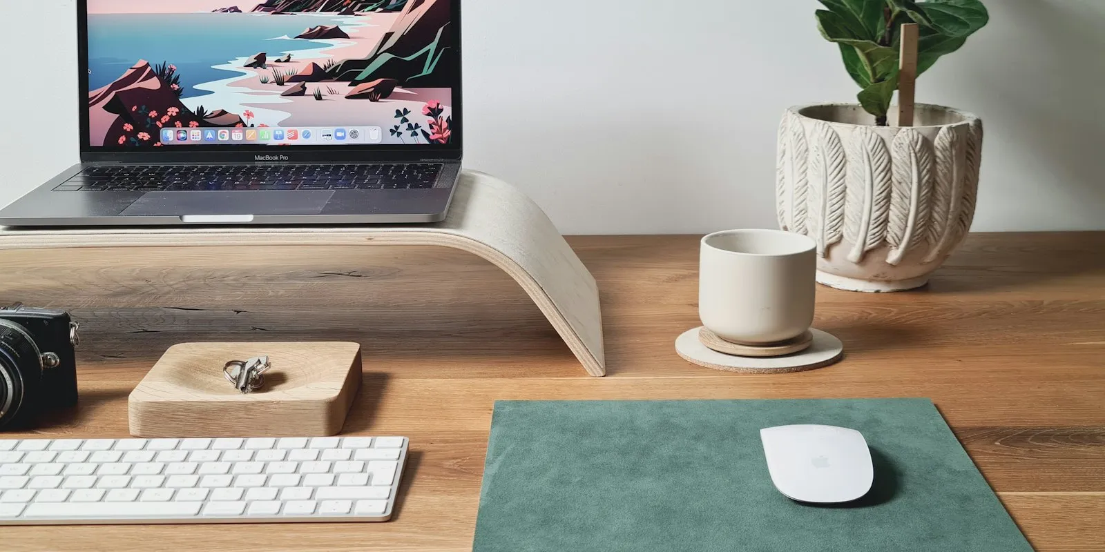 Ordinateur portable surélevé sur un support, avec clavier et souris externes