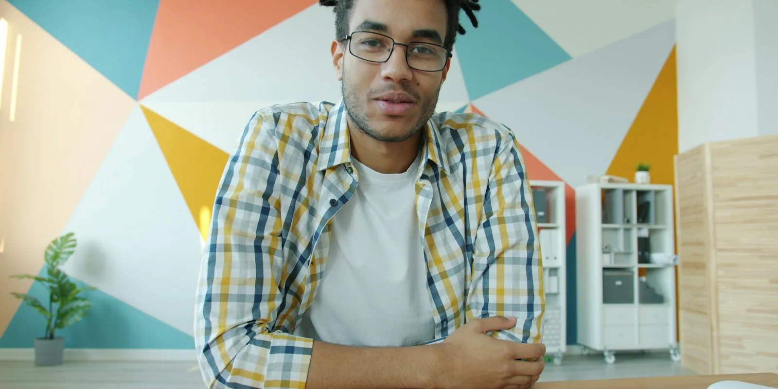 Personne en visioconférence vue par sa webcam